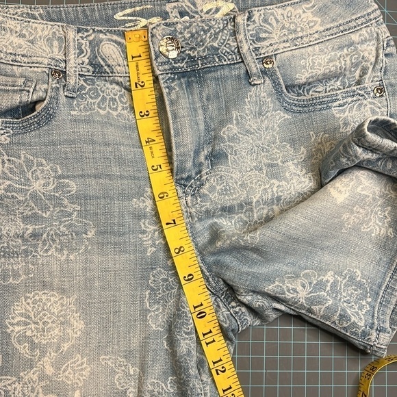 SEVEN7 Denim Floral Blue Jean Shorts Women’s (Sz 8) - Picture 8 of 9